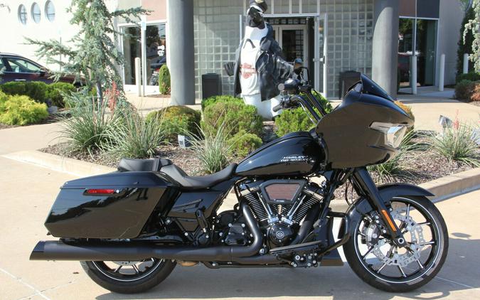 2025 Harley-Davidson Road Glide Vivid Black - Black Finish