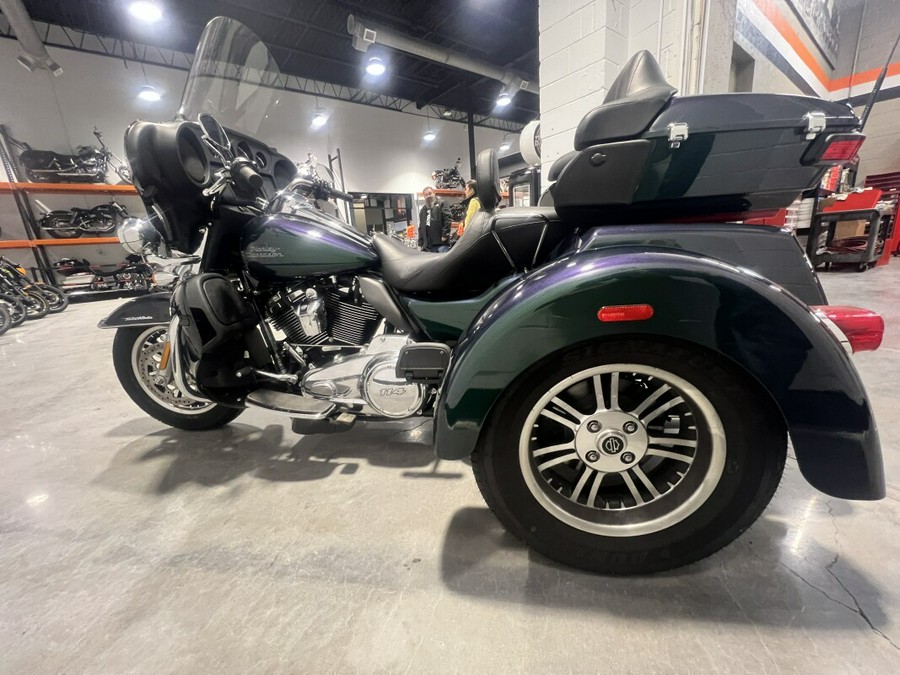 2021 Harley-Davidson® Tri Glide® Ultra Snake Venom FLHTCUTG