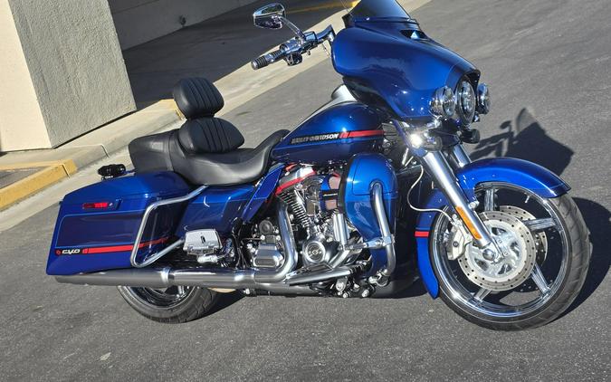 2020 Harley-Davidson® CVO™ Limited Moonlight Blue & Deep Sea Blue