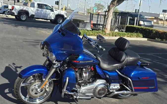2020 Harley-Davidson® CVO™ Limited Moonlight Blue & Deep Sea Blue
