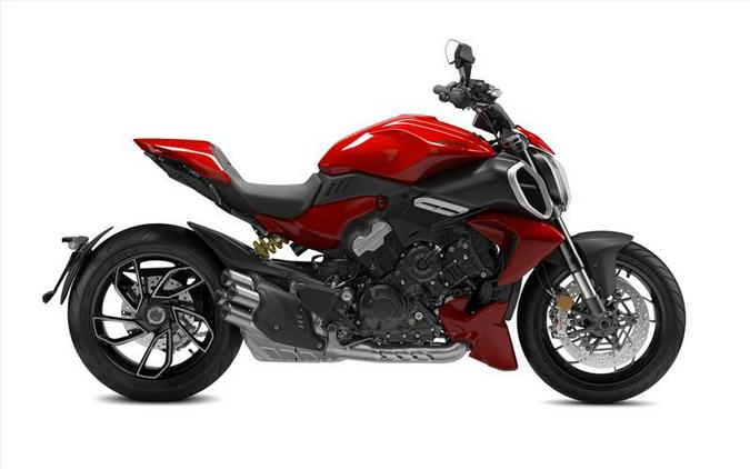 2024 Ducati Diavel V4 - Red