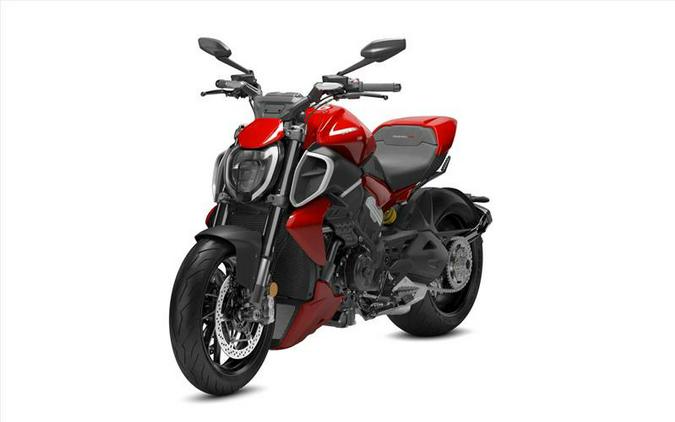 2024 Ducati Diavel V4 - Red