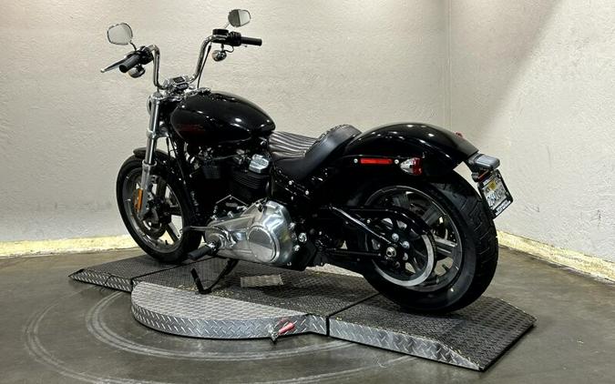 Harley-Davidson® Softail™ Standard 2024 FXST 049772A VIVID BLACK