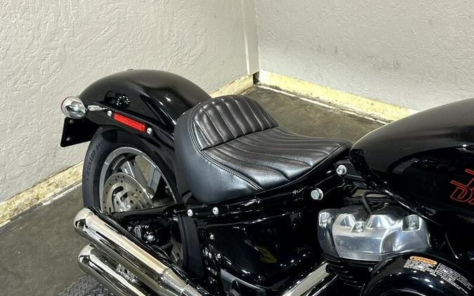 Harley-Davidson® Softail™ Standard 2024 FXST 049772A VIVID BLACK
