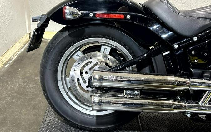 Harley-Davidson® Softail™ Standard 2024 FXST 049772A VIVID BLACK
