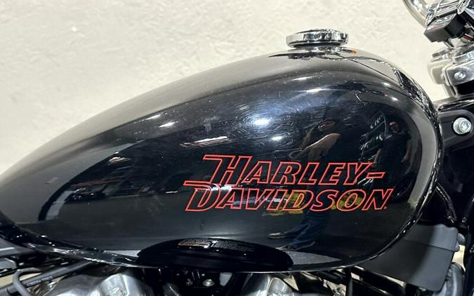 Harley-Davidson® Softail™ Standard 2024 FXST 049772A VIVID BLACK