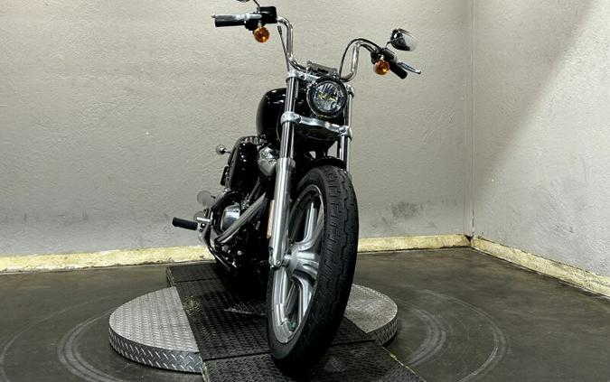 Harley-Davidson® Softail™ Standard 2024 FXST 049772A VIVID BLACK