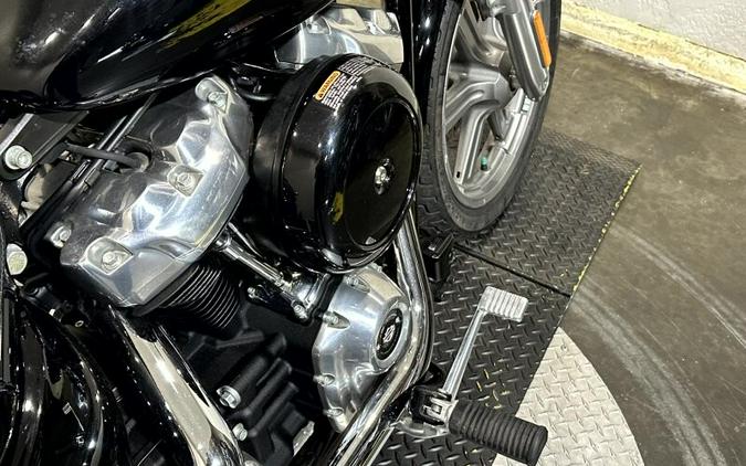 Harley-Davidson® Softail™ Standard 2024 FXST 049772A VIVID BLACK