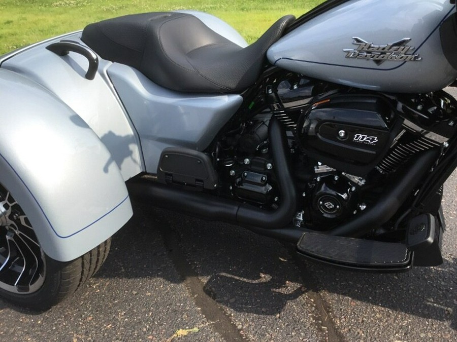 2024 Harley-Davidson® Road Glide® 3 Atlas Silver Metallic - Black Finish