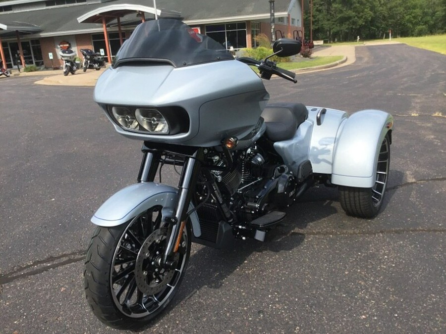 2024 Harley-Davidson® Road Glide® 3 Atlas Silver Metallic - Black Finish