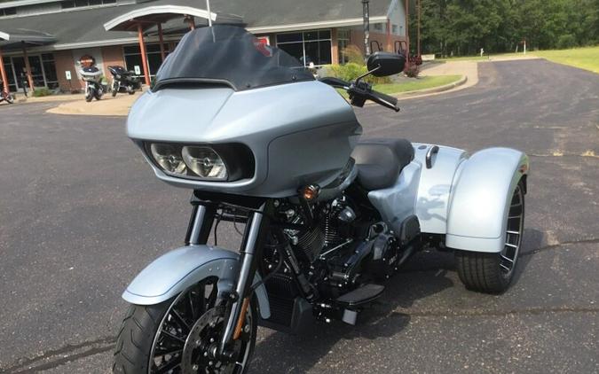 2024 Harley-Davidson® Road Glide® 3 Atlas Silver Metallic - Black Finish