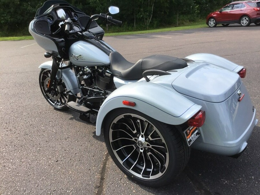 2024 Harley-Davidson® Road Glide® 3 Atlas Silver Metallic - Black Finish