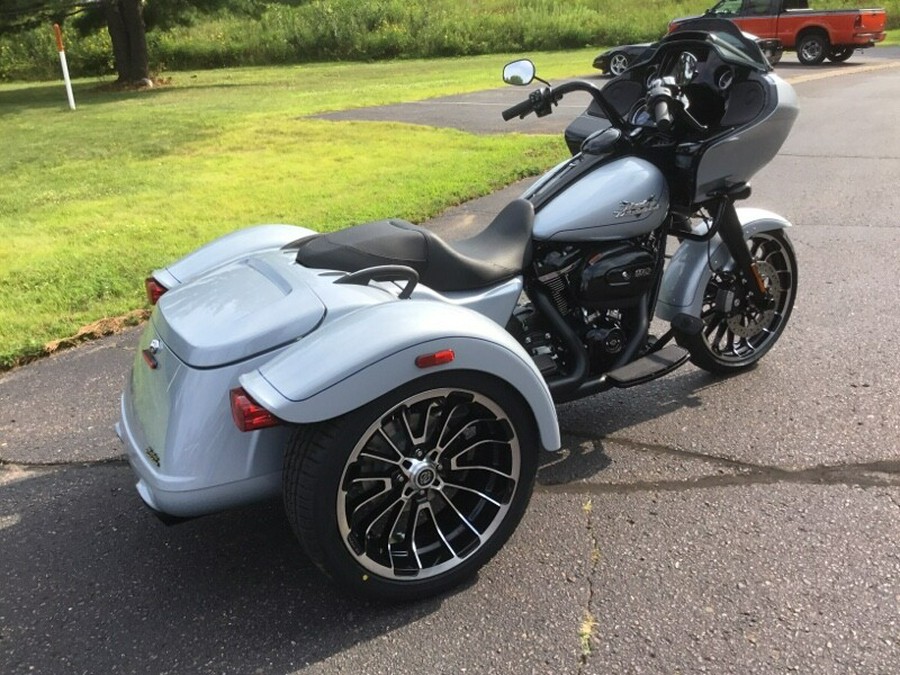 2024 Harley-Davidson® Road Glide® 3 Atlas Silver Metallic - Black Finish