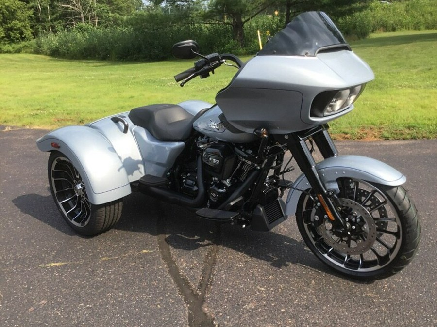 2024 Harley-Davidson® Road Glide® 3 Atlas Silver Metallic - Black Finish