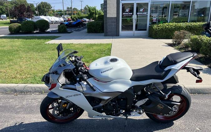 2024 Kawasaki Ninja® ZX™-6R Pearl Robotic White/Metallic Graphite Gray