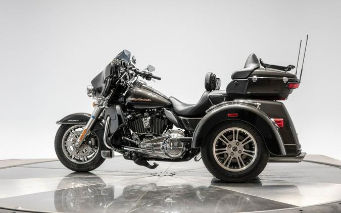 2019 Harley-Davidson FLHTCUTG Tri Glide Ultra in Silver Flux and Black Fuse with 4,667 miles