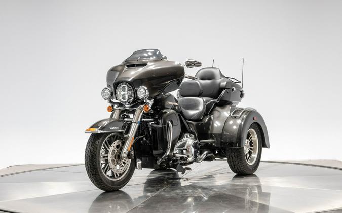 2019 Harley-Davidson FLHTCUTG Tri Glide Ultra in Silver Flux and Black Fuse with 4,667 miles