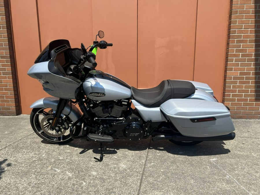 2024 Harley-Davidson Road Glide™ Atlas Silver Metallic