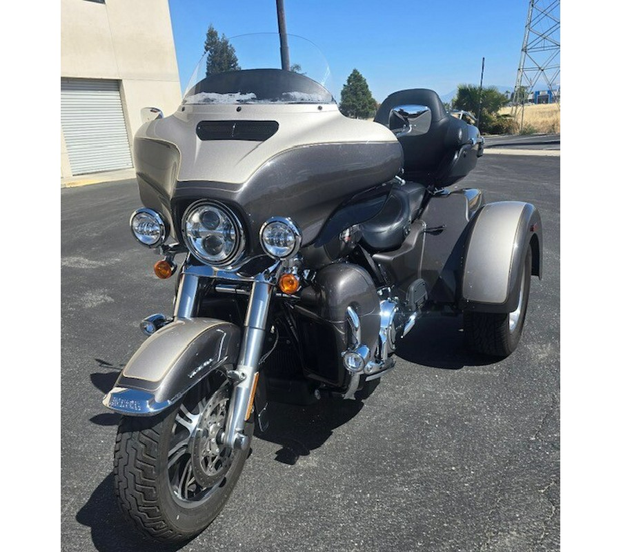 2023 Tri Glide Ultra Gray/Silver