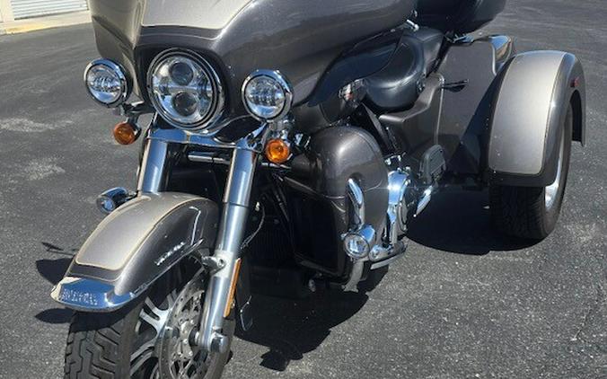 2023 Tri Glide Ultra Gray/Silver