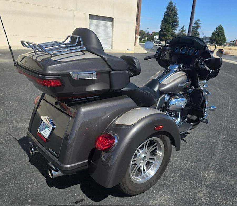2023 Tri Glide Ultra Gray/Silver