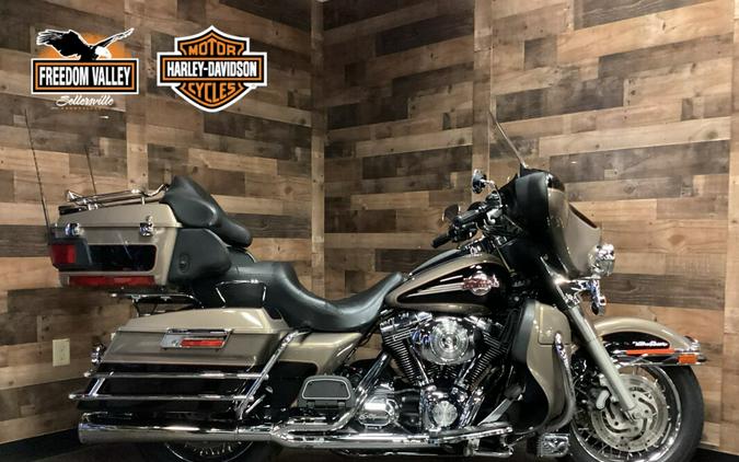 2005 Harley-Davidson Electra Glide® Ultra Classic® TT Smokey Gold and Vivid Blk FLHTCUI