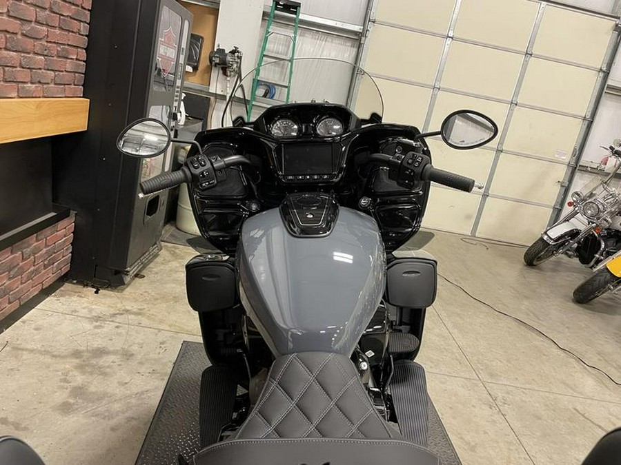 2024 Indian Motorcycle® Pursuit® Dark Horse® with PowerBand Audio Package Stealth Gray