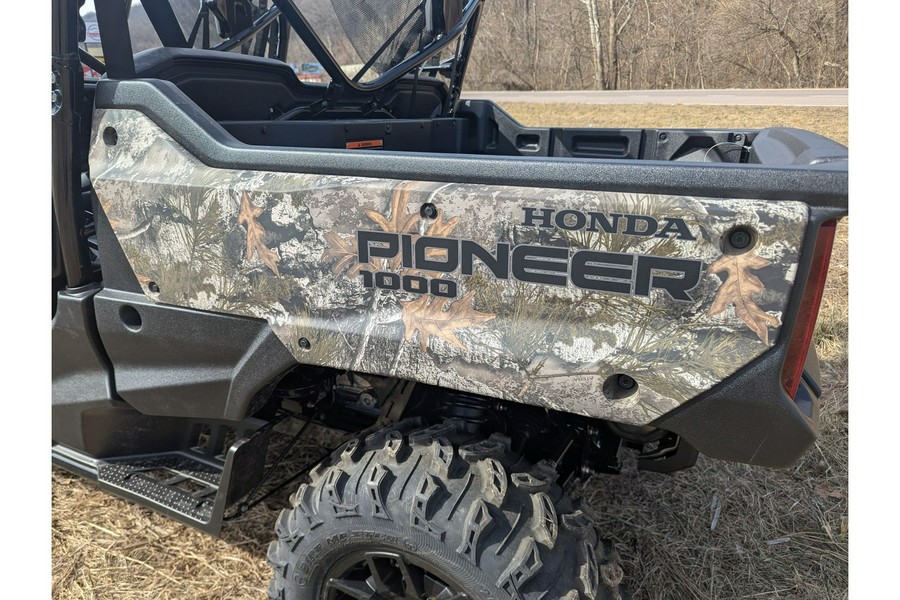 2025 Honda Pioneer 1000-6 Crew Deluxe