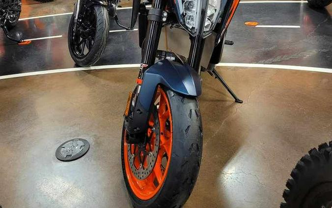 2023 KTM 890 Duke R