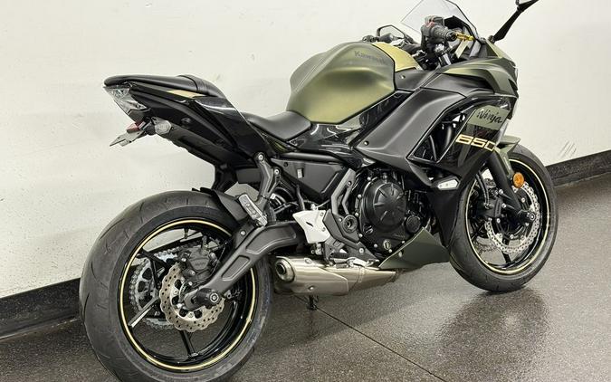 2024 Kawasaki Ninja® 650 ABS Metallic Covert Green/Metallic Spark Black