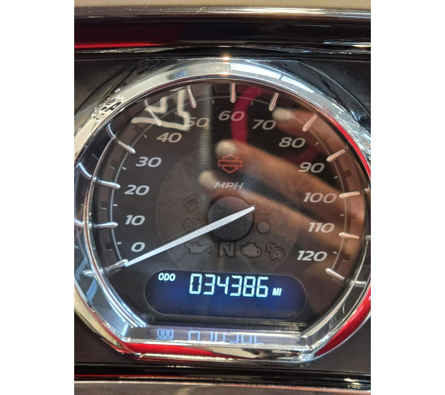 2021 Harley-Davidson® CVO™ Tri Glide® Sunset Orange & Sunset Black FLHTCUTGSE