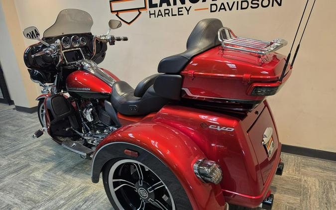 2021 Harley-Davidson® CVO™ Tri Glide® Sunset Orange & Sunset Black FLHTCUTGSE