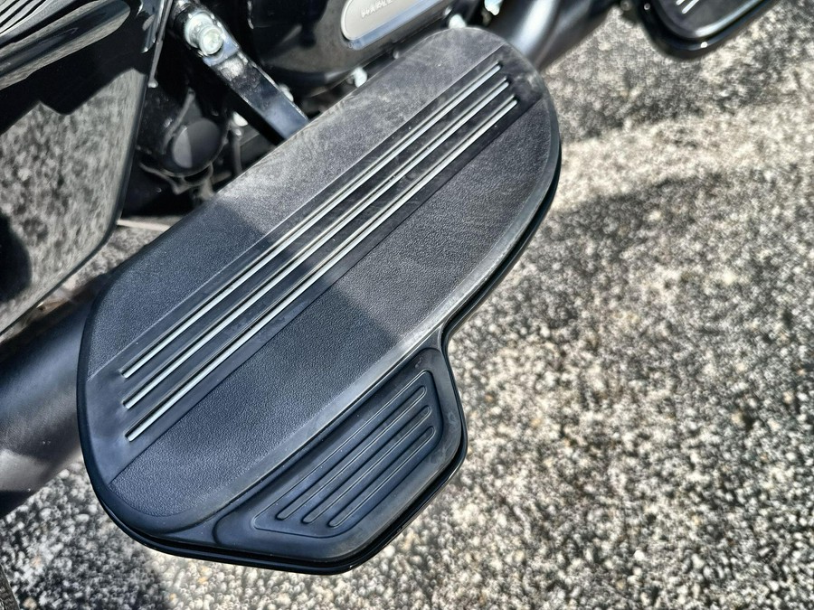 2026 Harley-Davidson® Road Glide 3 Vivid Black