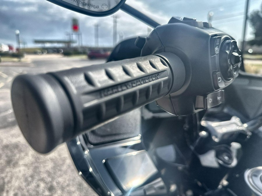 2026 Harley-Davidson® Road Glide 3 Vivid Black