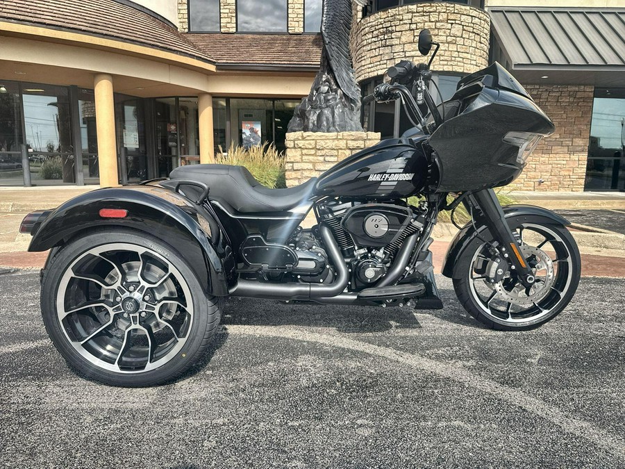 2026 Harley-Davidson® Road Glide 3 Vivid Black