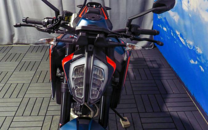 2023 KTM 890 Duke R