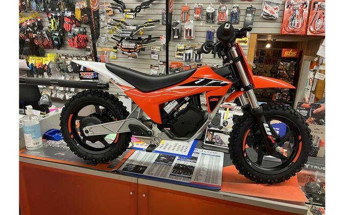 FIRST LOOK! THE ALUMINUM FRAMED 2024 KTM SX-E 2 IS COMING SOON