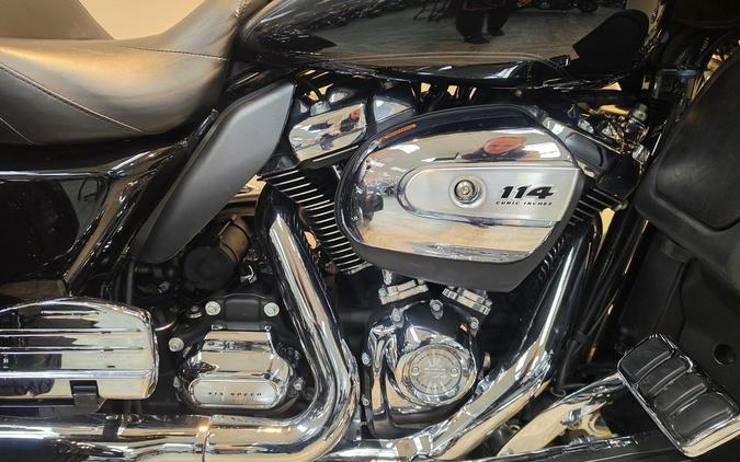 2019 Harley-Davidson® Tri Glide® Ultra Vivid Black FLHTCUTG