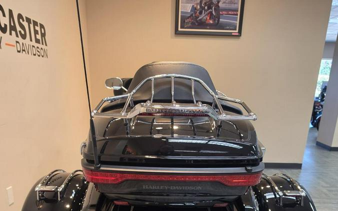 2019 Harley-Davidson® Tri Glide® Ultra Vivid Black FLHTCUTG