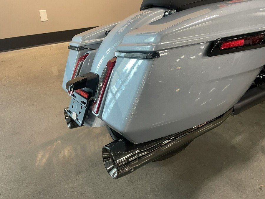 2024 Harley-Davidson® Street Glide® Atlas Silver Metallic - Black Finish