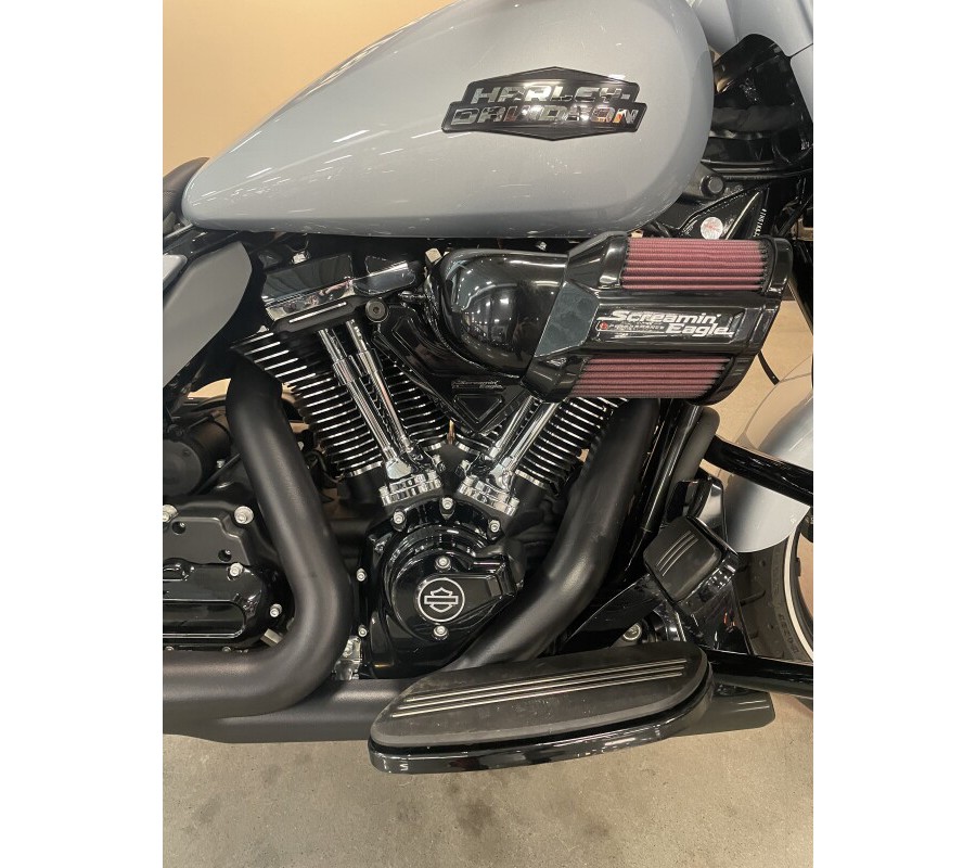 2024 Harley-Davidson® Street Glide® Atlas Silver Metallic - Black Finish