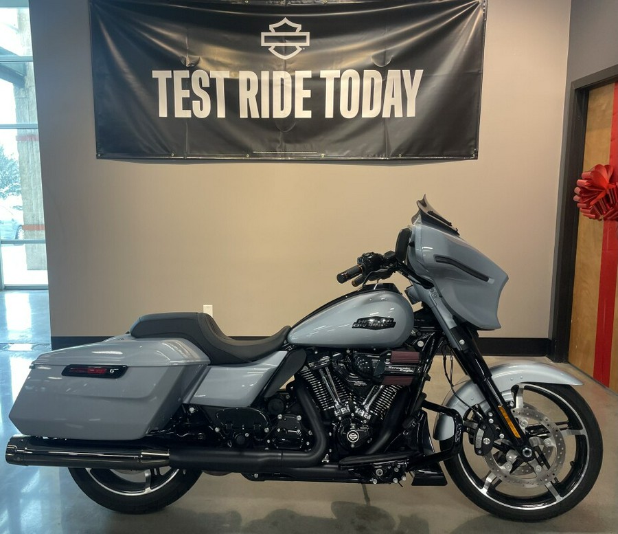 2024 Harley-Davidson® Street Glide® Atlas Silver Metallic - Black Finish