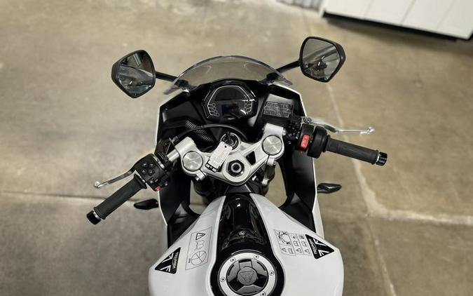 2025 Triumph Daytona 660 Snowdonia White/Sapphire Black