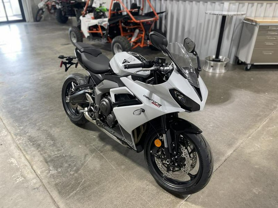 2025 Triumph Daytona 660 Snowdonia White/Sapphire Black