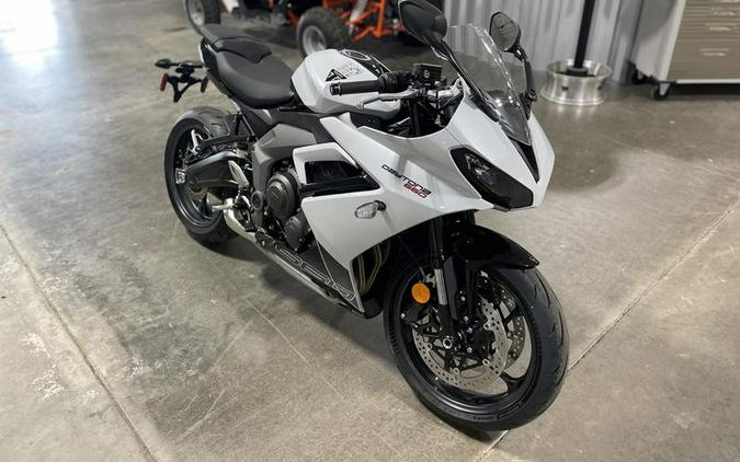 2025 Triumph Daytona 660 Snowdonia White/Sapphire Black