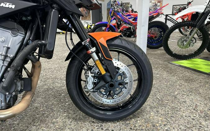 2022 KTM Duke 890 R