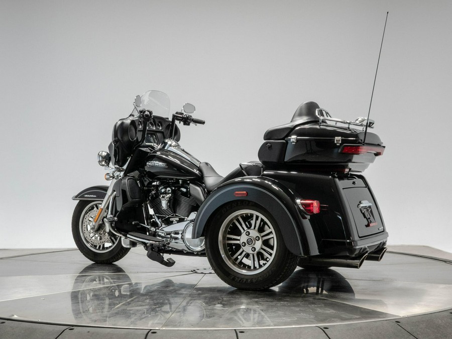 2017 HARLEY-DAVIDSON FLHTCUTG TRI GLIDE ULTRA in Vivid Black
