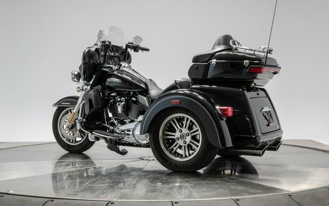 2017 HARLEY-DAVIDSON FLHTCUTG TRI GLIDE ULTRA in Vivid Black