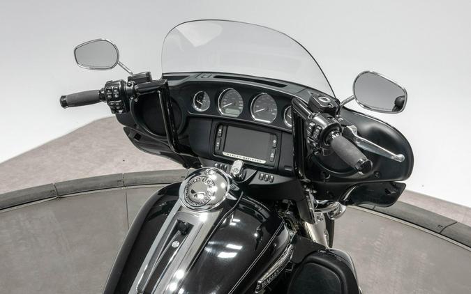 2017 HARLEY-DAVIDSON FLHTCUTG TRI GLIDE ULTRA in Vivid Black