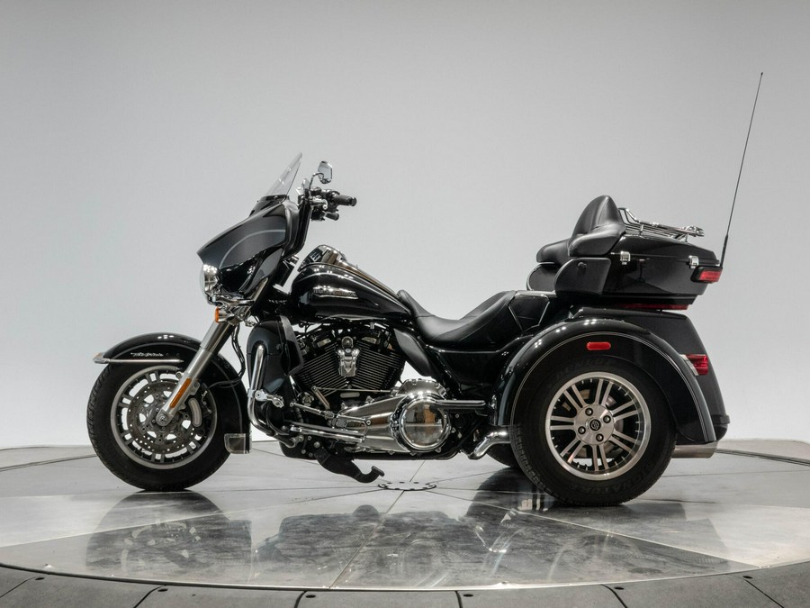 2017 HARLEY-DAVIDSON FLHTCUTG TRI GLIDE ULTRA in Vivid Black